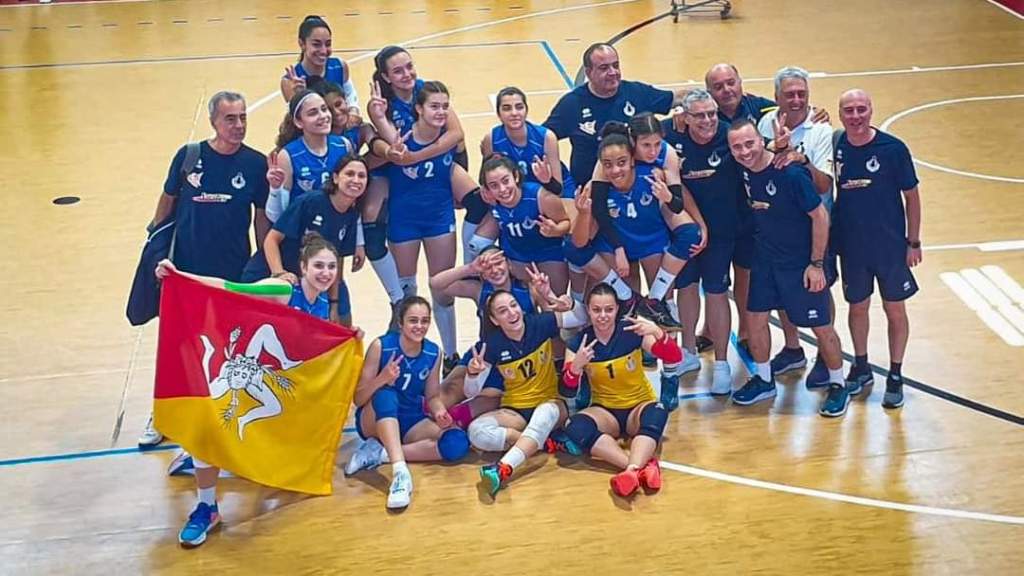 A Campobasso, ottava posizione finale e qualificazione in Pool A per le due rappresentative siciliane nell'edizione molisana del Trofeo delle Regioni di pallavolo. Il vice-presidente regionale Locandro: "Sicilia femminile prima regione del Sud"