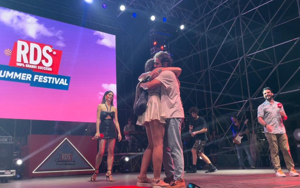 Messina. Tommaso Paradiso regala un abbraccio a una fan nel giorno del suo 18esimo VIDEO Rds Summer Fest