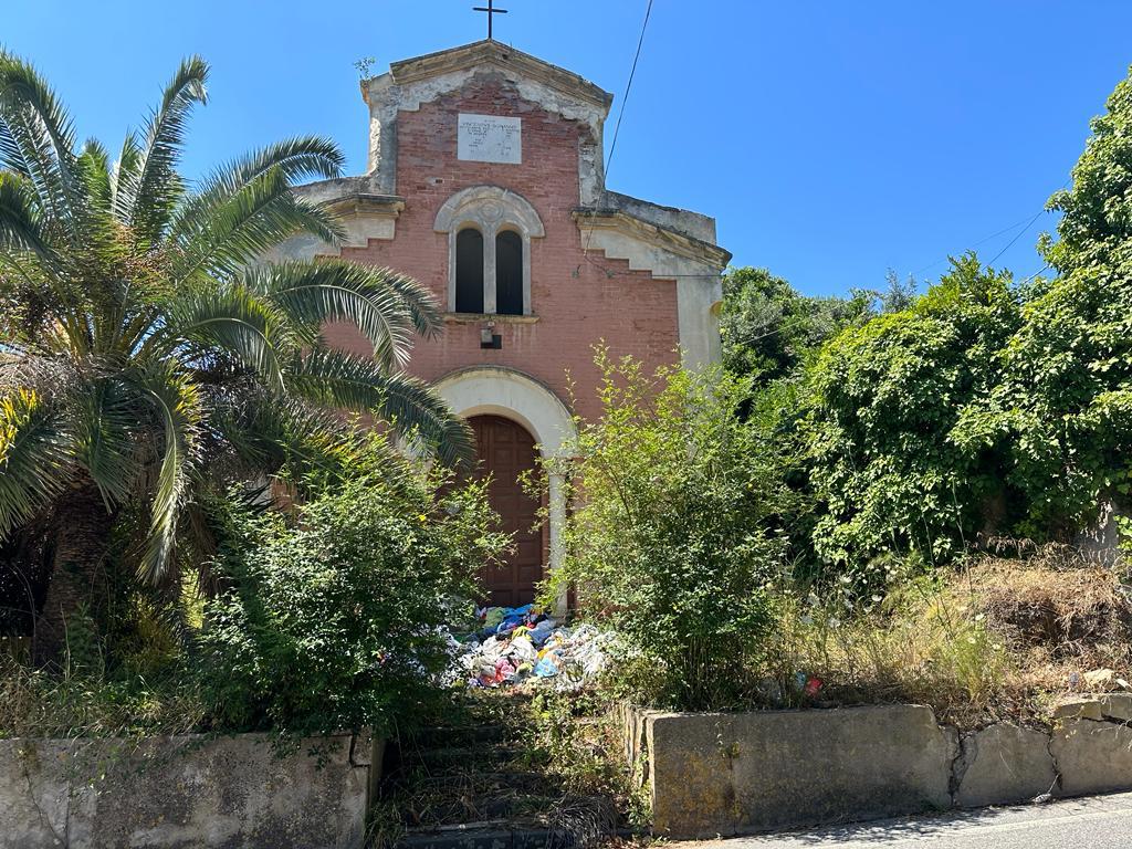 Messina. Rifiui abbandonati davanti alla chiesa di Piano Torre