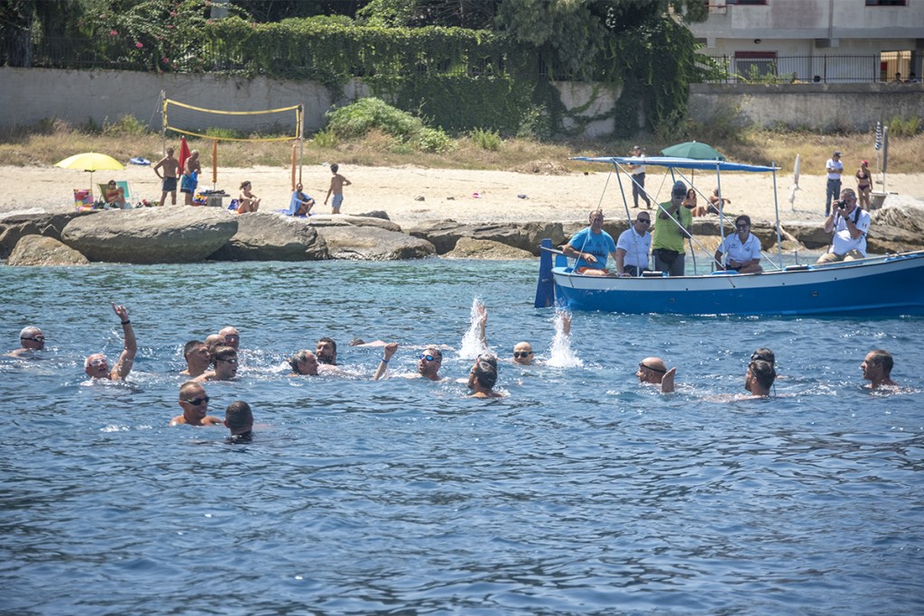 Quindici atleti del Gruppo Sportivo Paralimpico della Difesa hanno raggiunto a nuoto la costa della Calabria partendo da Torre Faro