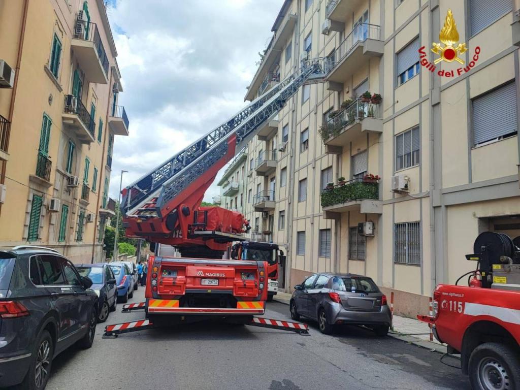 Incendio in una casa, i vigili soccorrono la proprietaria e spengono le fiamme