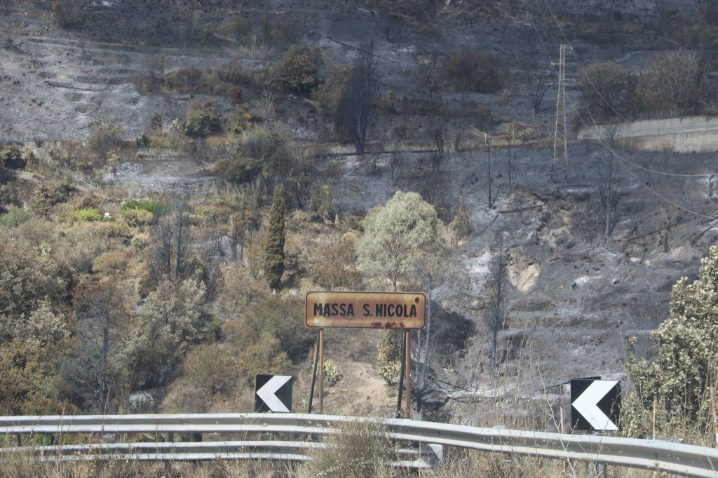 Dopo gli incendi a Messina, le terre annerite e la sensazione di scampato pericolo