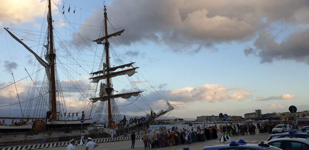 Lo sbarco del Don Giovanni d'Austria in una Messina tra nuvole e pioggia FOTO