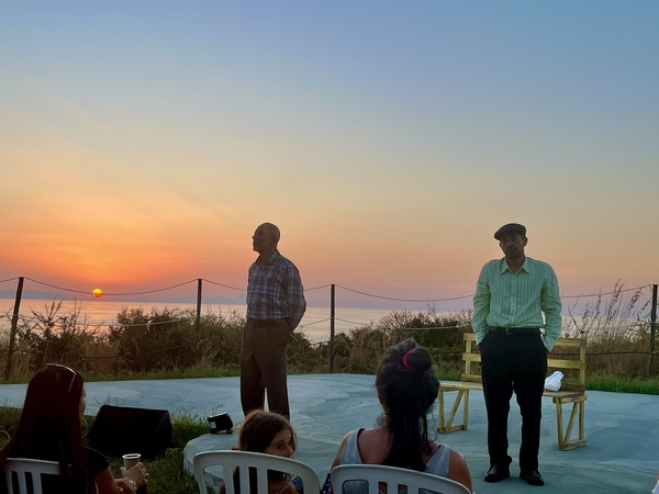 Il teatro di Tino Caspanello a Capo Rasocolmo “Era ottobre”: due vecchi amici e un dialogo sospeso tra nostalgia e tenerezza