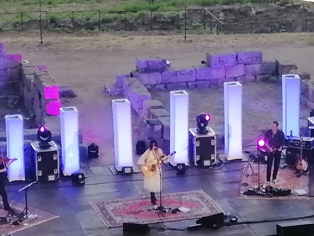 Carmen Consoli strega all'alba il teatro antico di Tindari per "Indiegeno"