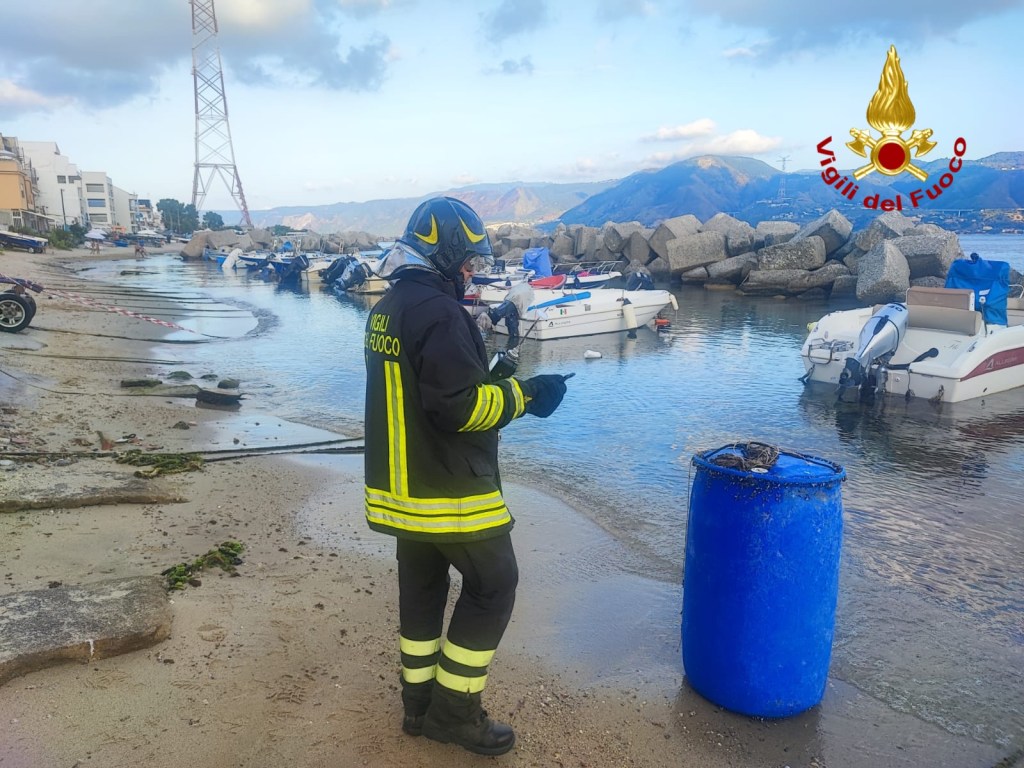 Rischio ambientale, i vigili del fuoco in una spiaggia a Torre Faro