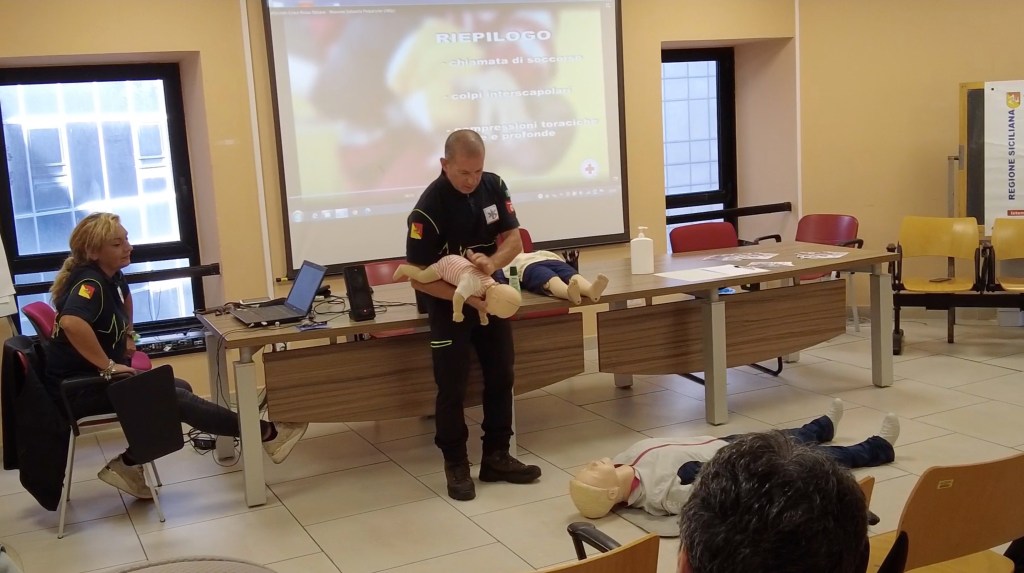 manovra salvavita 118, La manovra salvavita dei neonati: i neogenitori a lezione dal 118