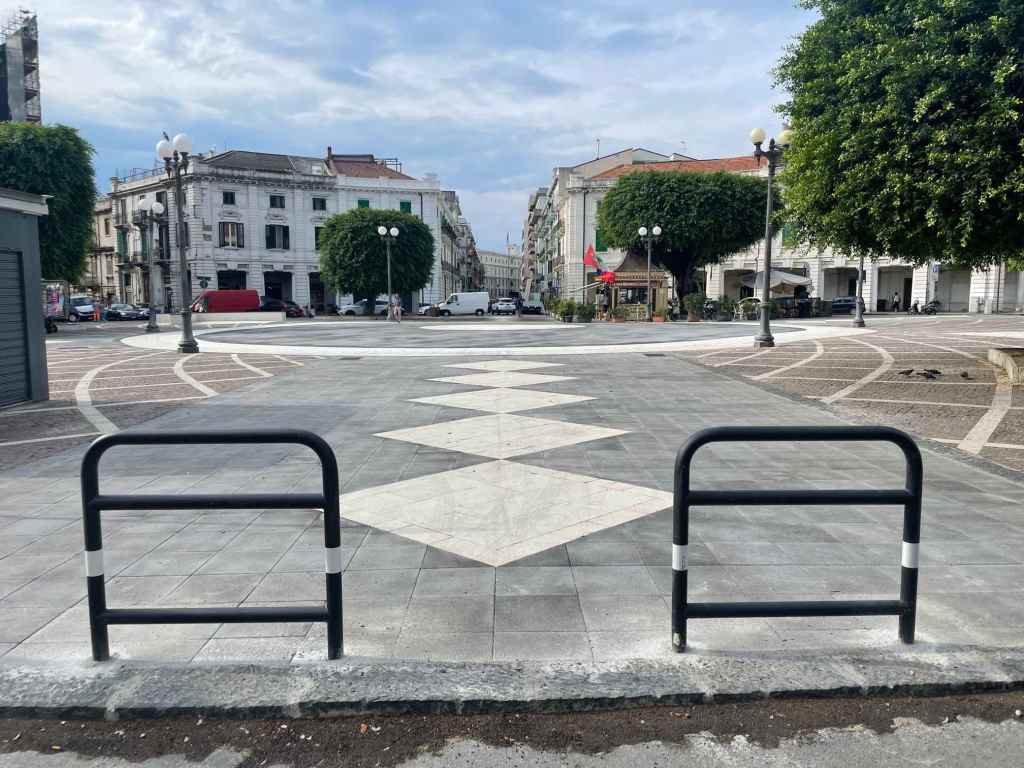 Barriere per non fare attraversare Piazza Lo Sardo, Messina