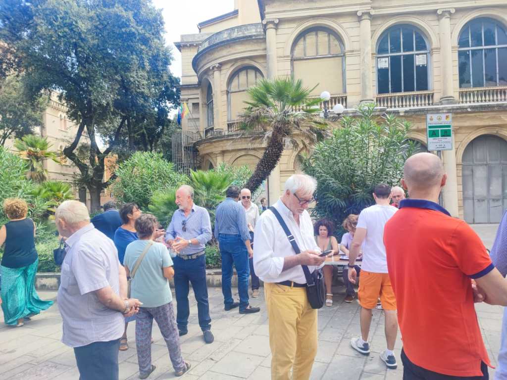 Raccolta firme con la pista ciclabile impostata dall'amministrazione comunale, Messina, 33 settembre 2023