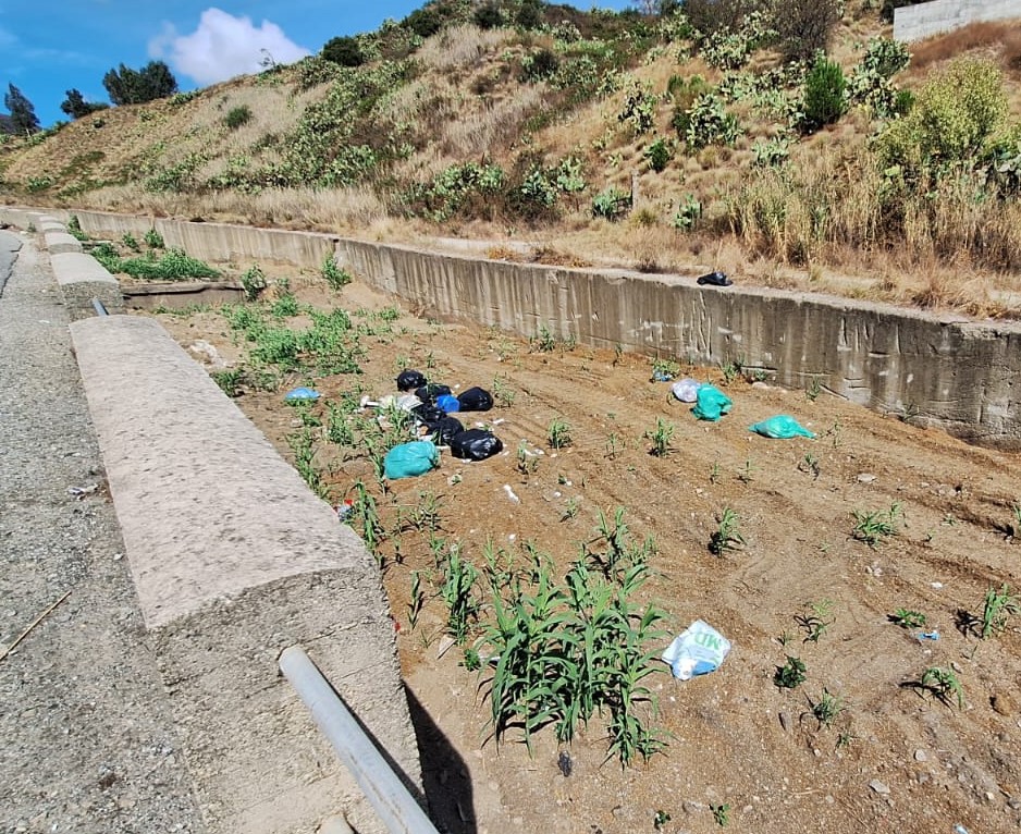 Messina. Fiumara Guardia. Rifiuti abbandonati nel torrente appena pulito