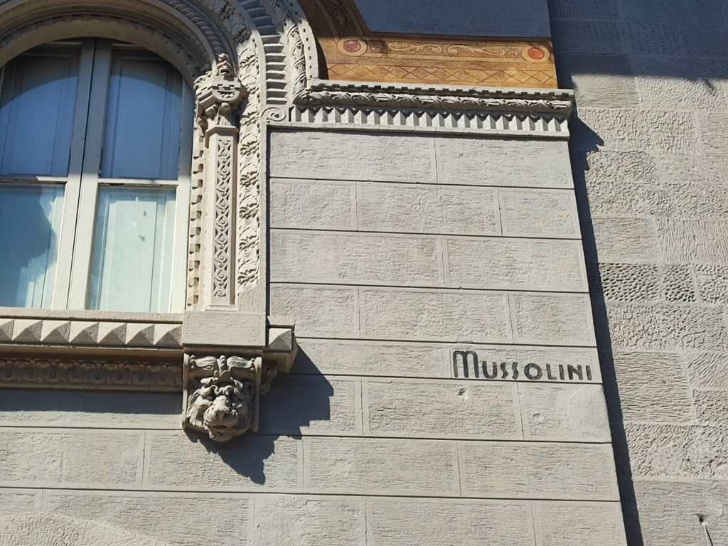 La scritta "Mussolini" sul palazzo Magaudda del Coppedè, appena restaurato, a Messina