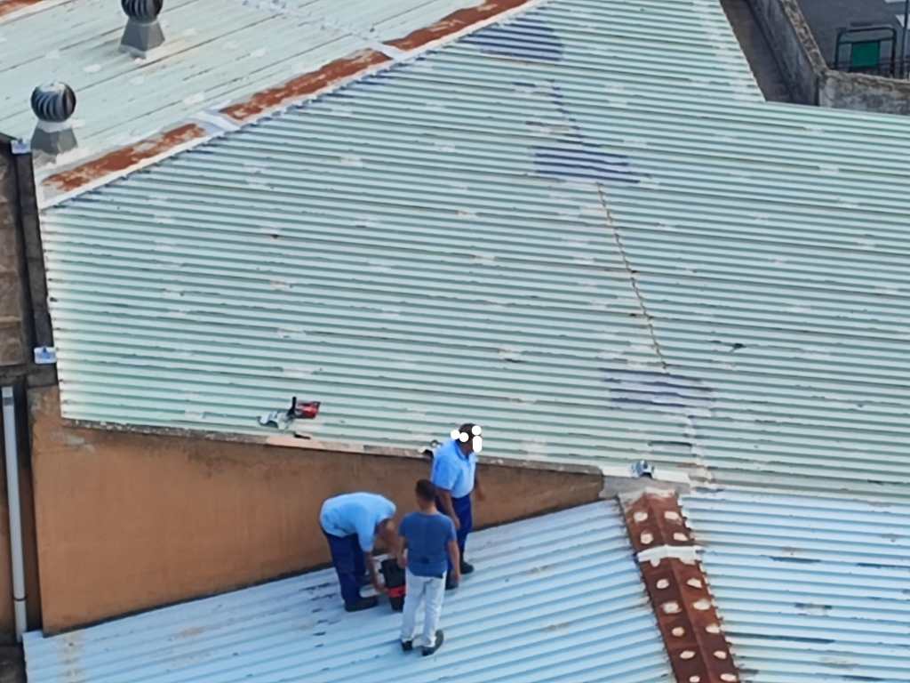 Tre persone sul tetto di una scuola a Messina senza protezioni