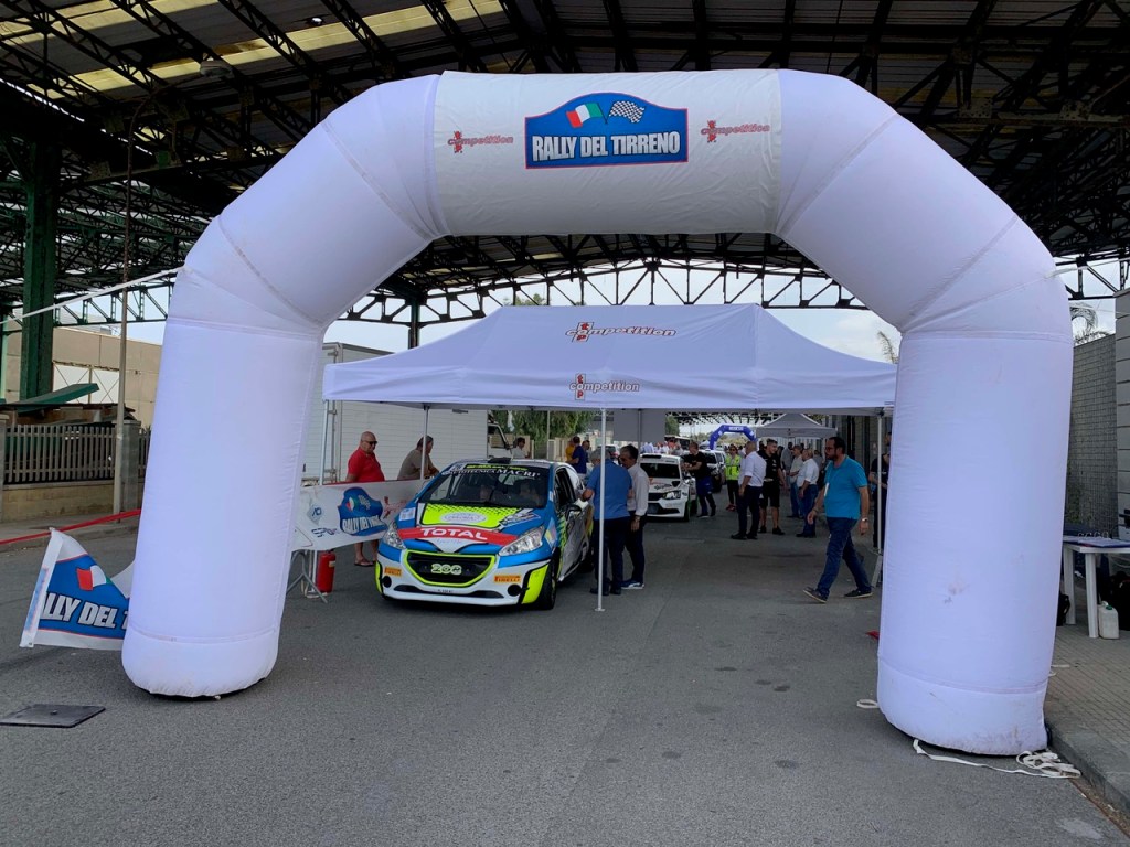 23 settembre 2023. La notte del Rally Tirreno-Messina, il via da Piazza Duomo con 77 equipaggi