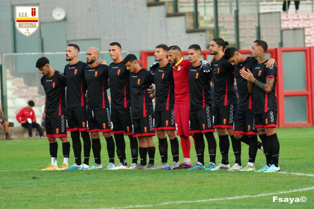 la formazione del messina schierata nel cerchio di centrocampo