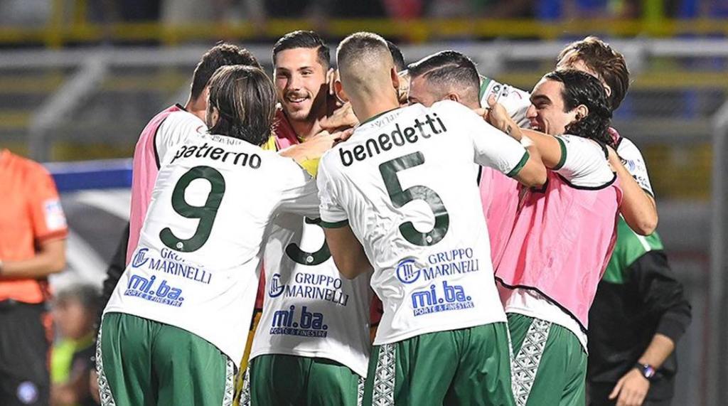 squadra avellino si abbraccia