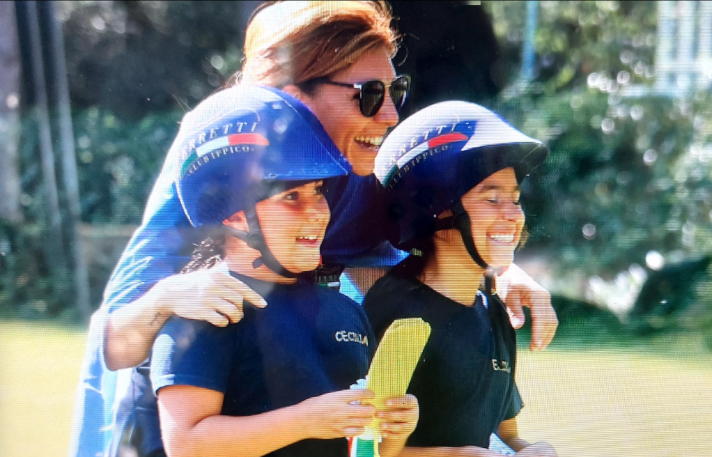 Cecilia Di Lillo ed Emilia Grasso sorridenti con l'istruttrice Arianna Peschiera