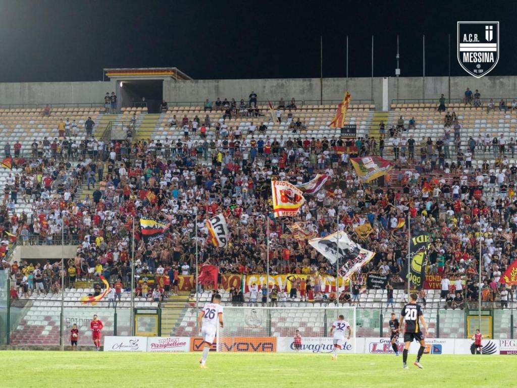 curva sud colma di tifosi