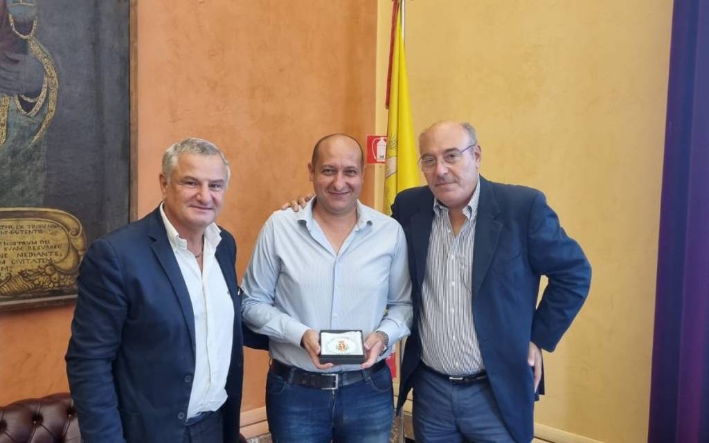 peppe donato premiato dall'assessore finocchiaro