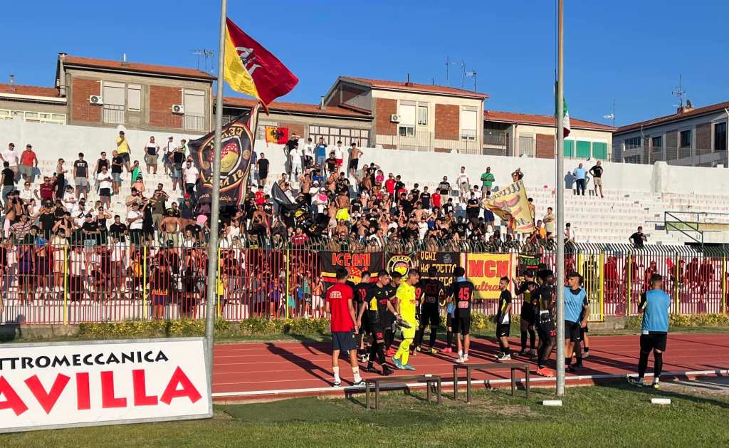 la nuova igea virtus saluta i propri tifosi al termine della partita