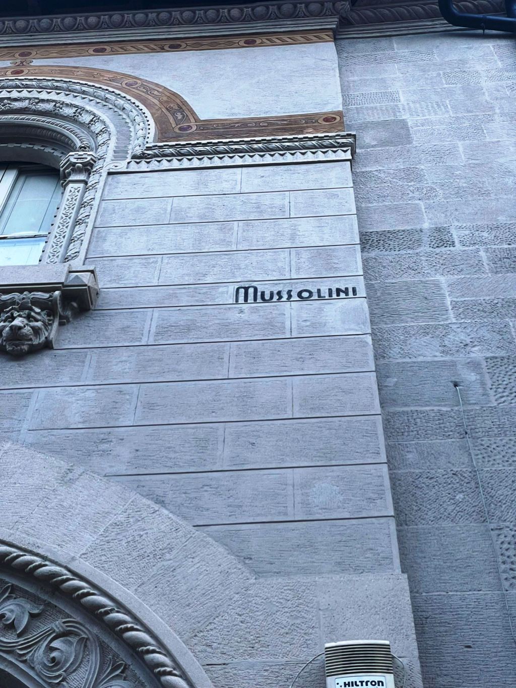palazzo coppedè scritta Mussolini