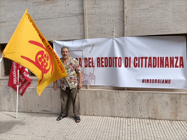 Sit-in davanti all'Inps di Messina contro la cancellazione del reddito di cittadinanza
