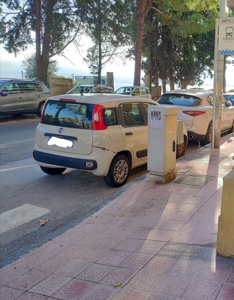 Messina. Auto parcheggiate alla fermata dei bus