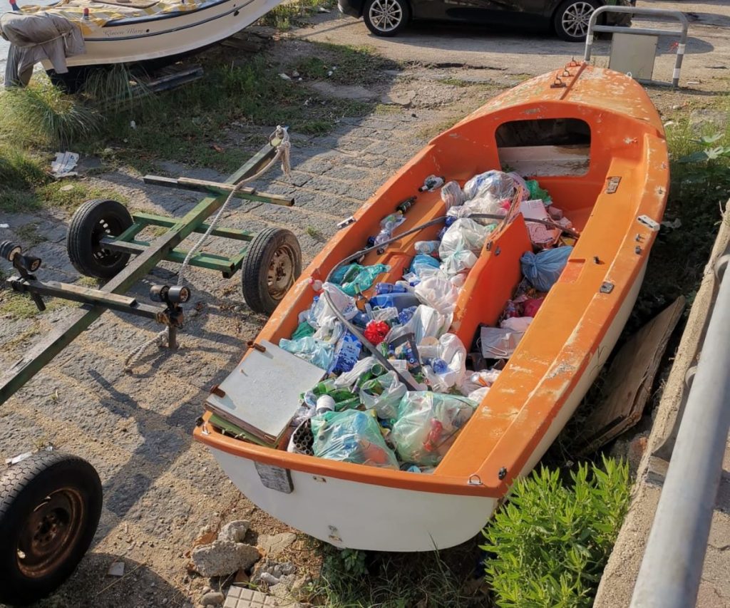 Messina. Barca abbandonata piena di rifiuti a Pace.