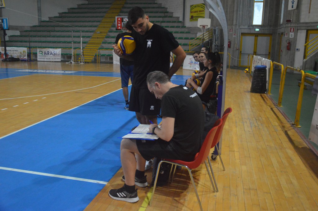 Coach Fazio (La Saracena Volley) ed il suo assistente Mondello scelgono le "sei" da schierare in campo