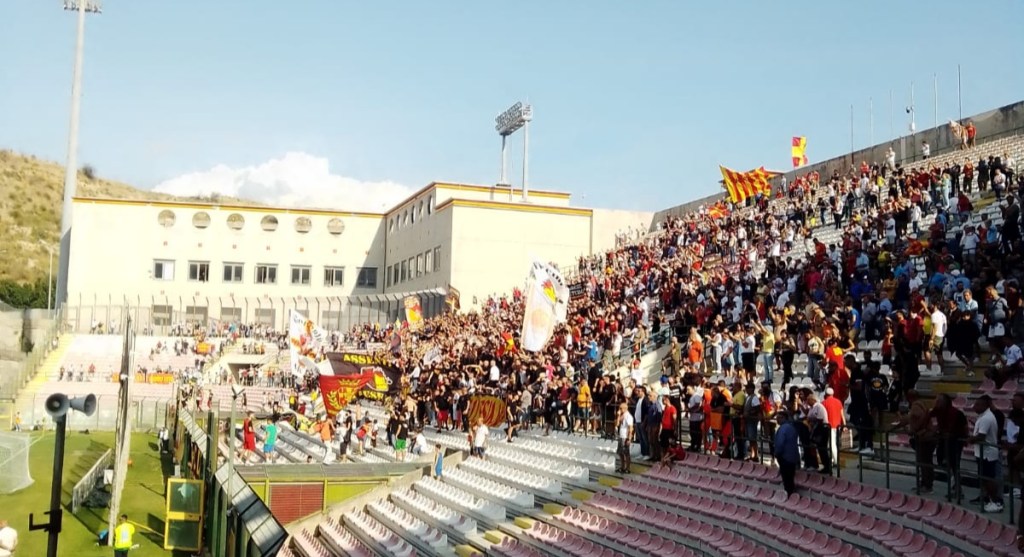 La curva Sud in occasione di Messina Avellino