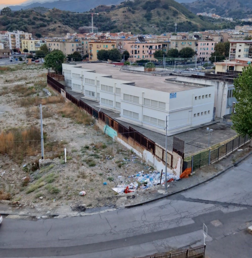 Discarica di rifiuti nell'area sbaraccata di Fondo Fucile
