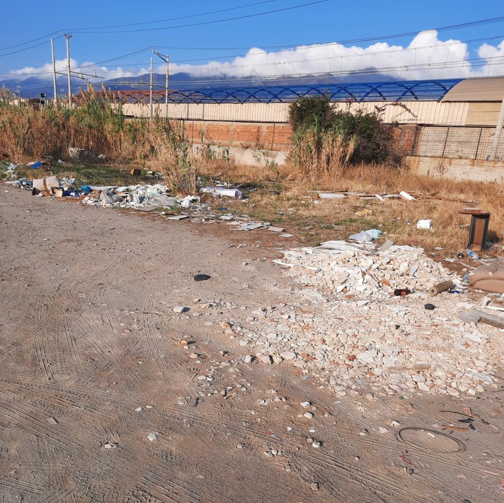Discarica di rifiuti in via Fermi a Gazzi Messina