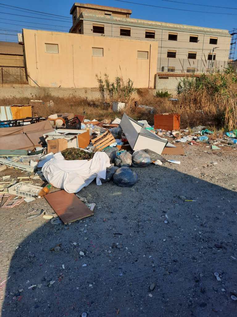 Discarica di rifiuti in via Fermi a Gazzi Messina