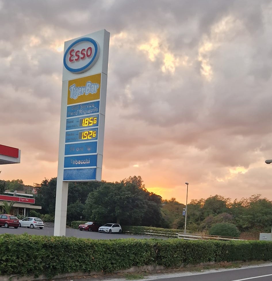 Distributore benzina Esso