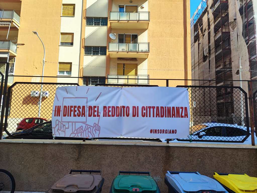 Striscione "In difesa del reddito di cittadinanza"