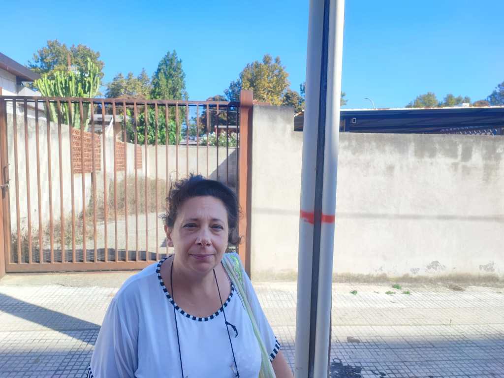Ingrid Vilardo, in via Marche, a Messina, vuole acquistare il prefabbricato in cui vive e di proprietà delle Fs