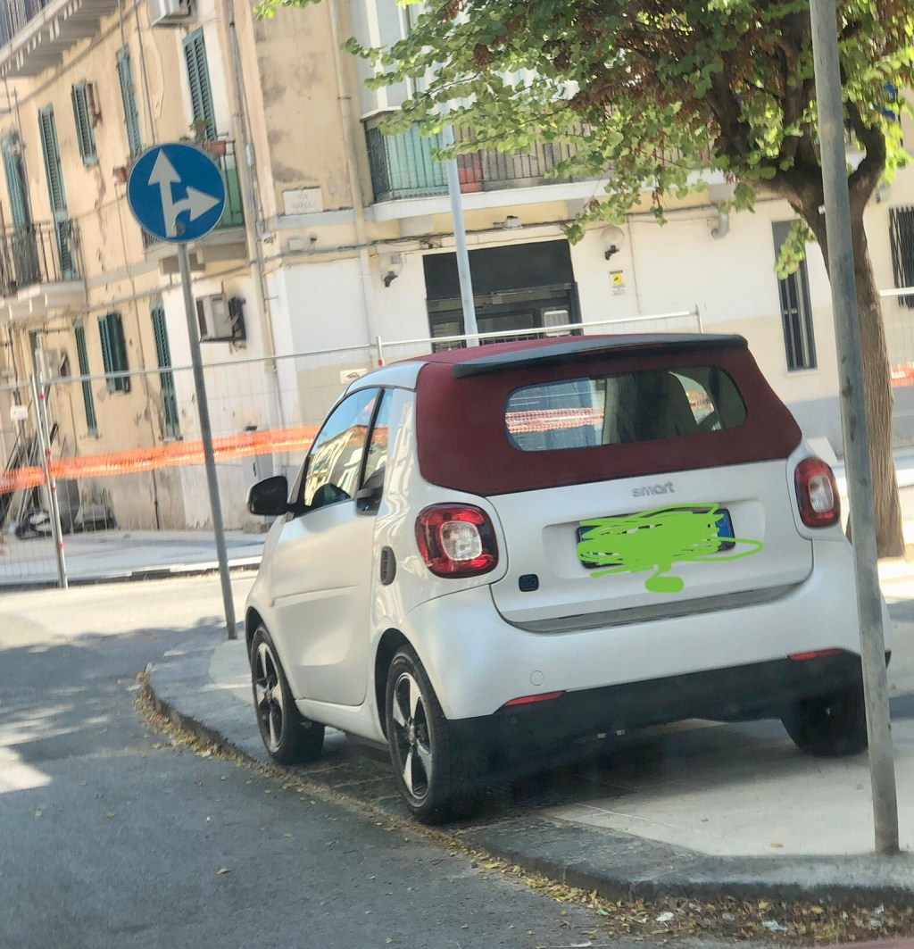 Macchina parcheggiata sul marciapiede rinnovato