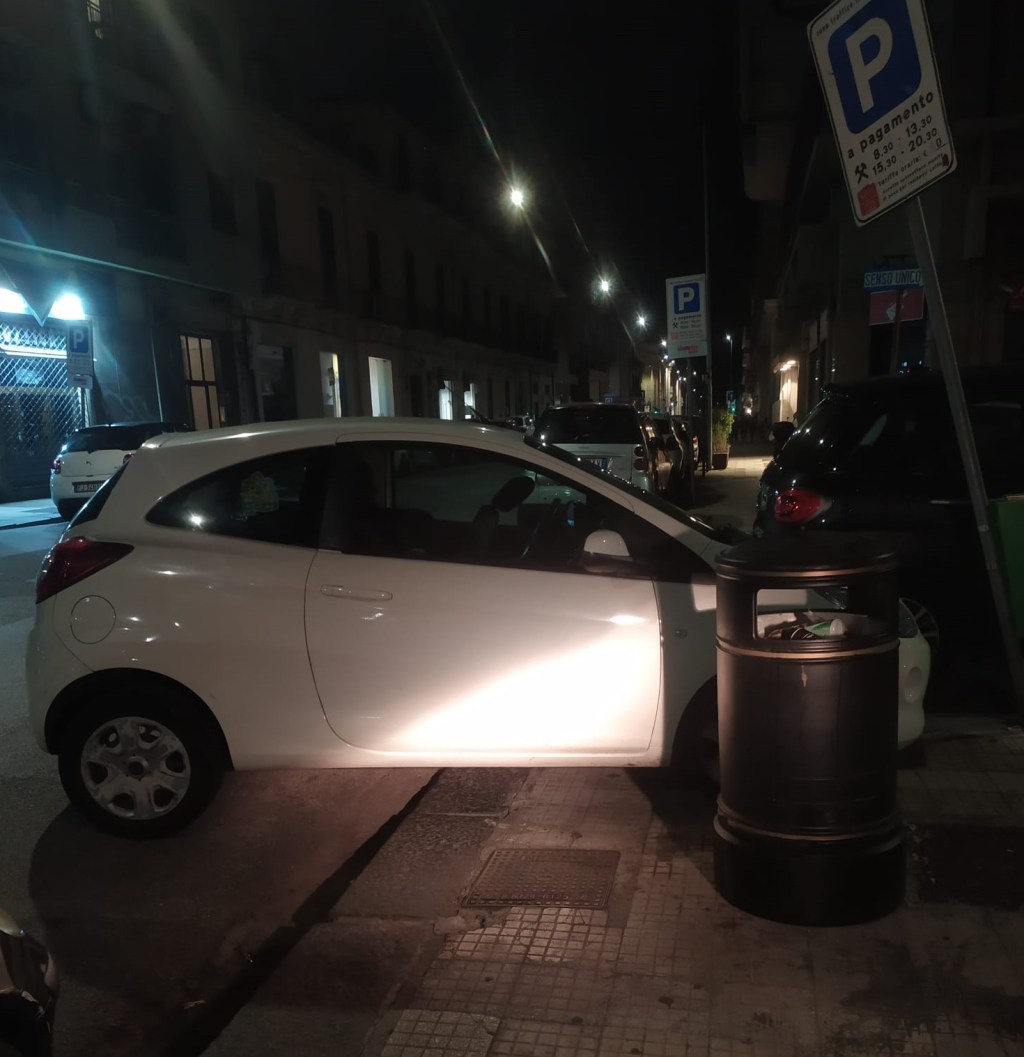 Messina. Macchina parcheggiata sul marciapiede