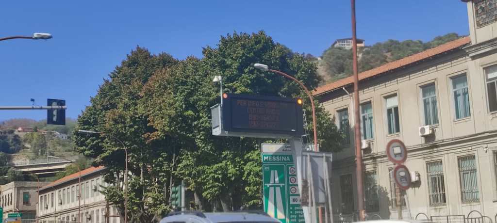 Pannello informativo inutilizzato allo svincolo Boccetta