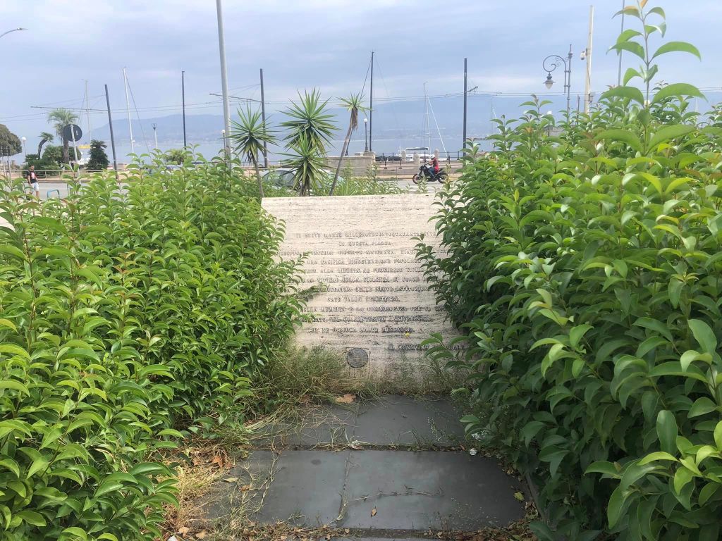 Messina, Piazza Unità d’Italia davanti alla Prefettura. Il monumento dedicato ai tre lavoratori uccisi occultato dalle siepi non potate