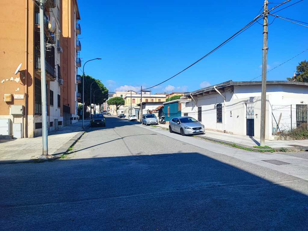 Via Marche, prefabbricati a Messina di proprietà di Fs