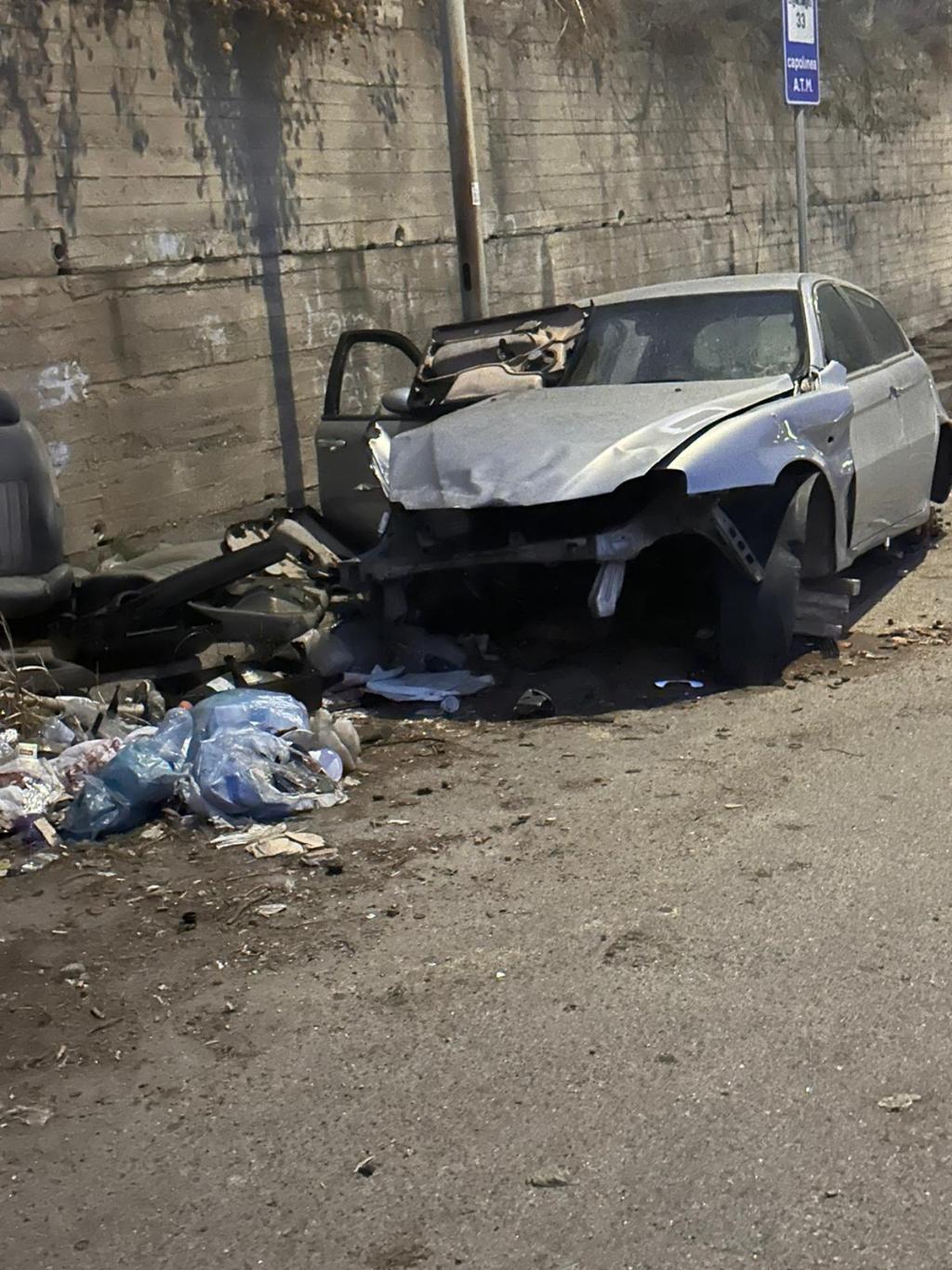 Carcassa di auto nei pressi dell'ex scuola Nicholas Green