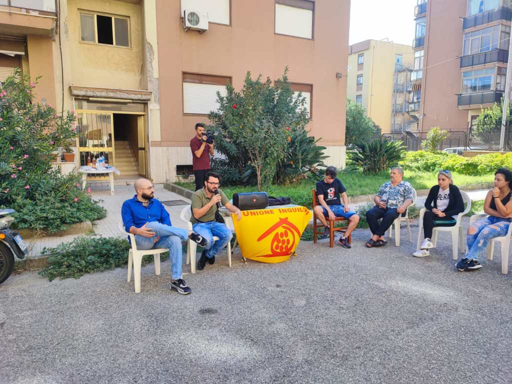 L'assemblea pubblica in via Padova "Sfratti zero"