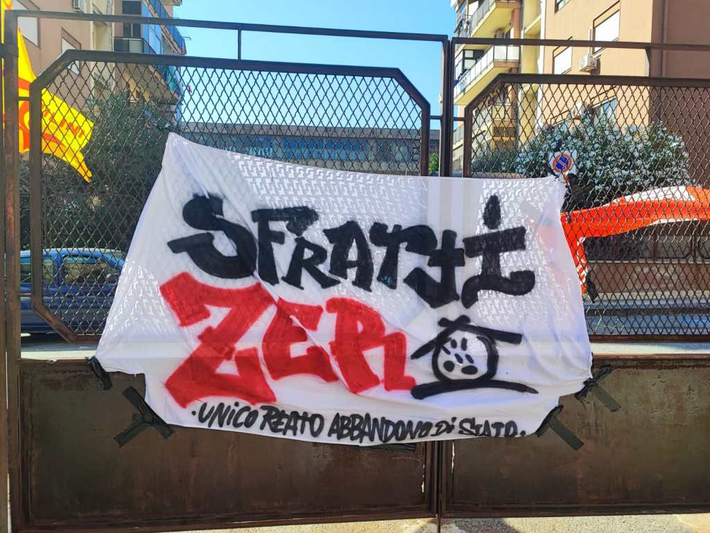 "Sfratti zero": uno striscione in via Padova a Messina
