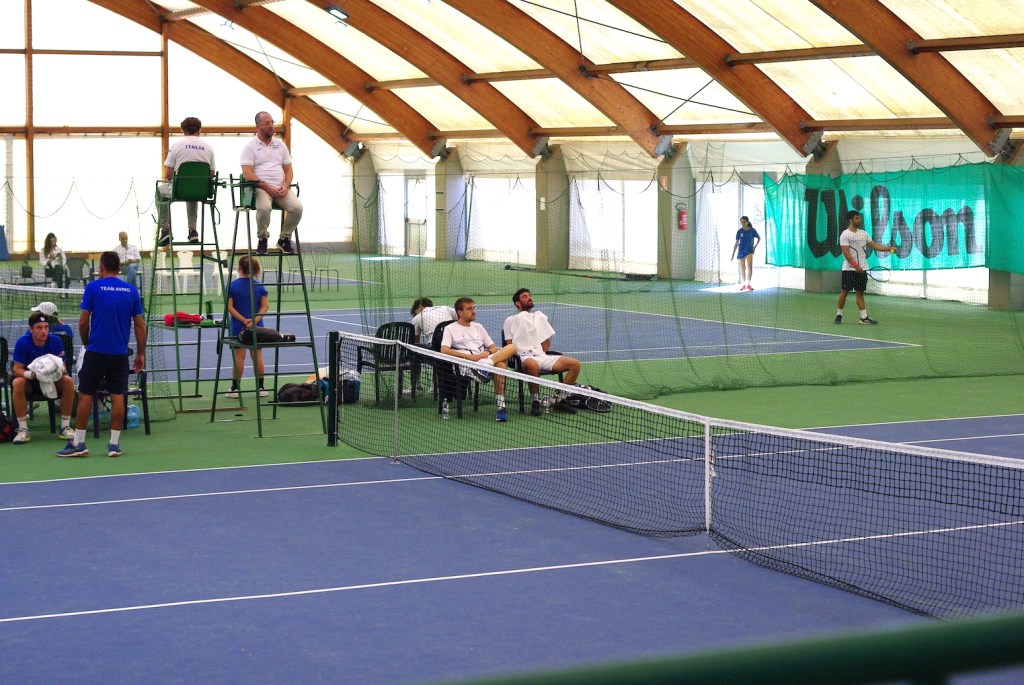 i campi da tennis della cittadella con i giocatori seduti in panchina
