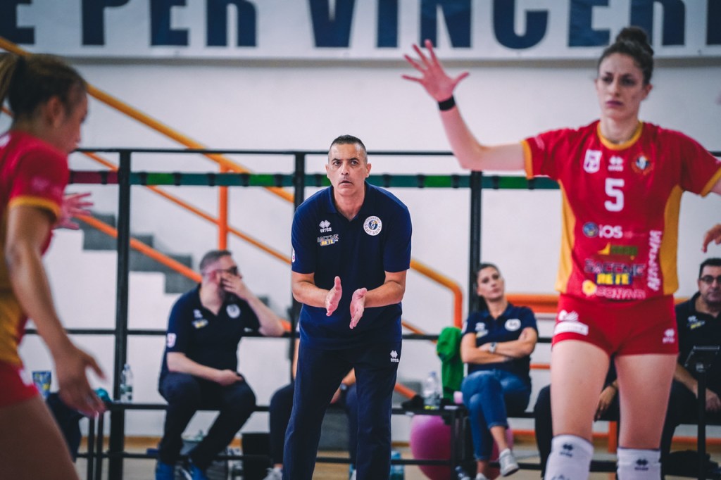 coach Bonafede carica le atlete dalla panchina