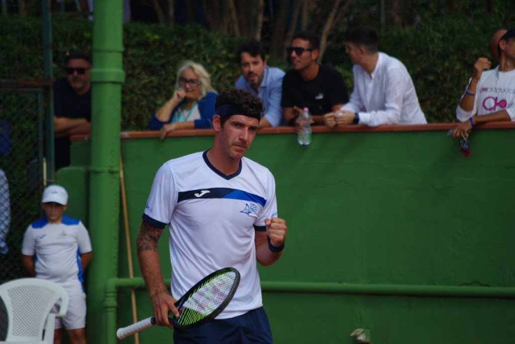 Gerald Melzer si carica dopo un punto