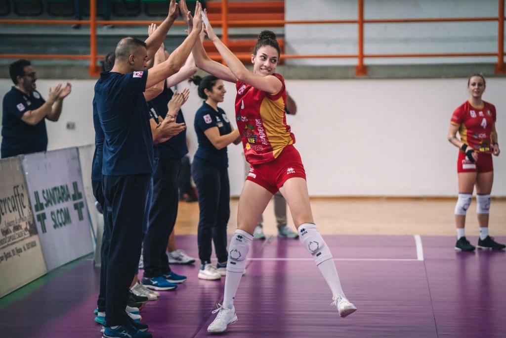 dalila modestino dà il cinque alla panchina