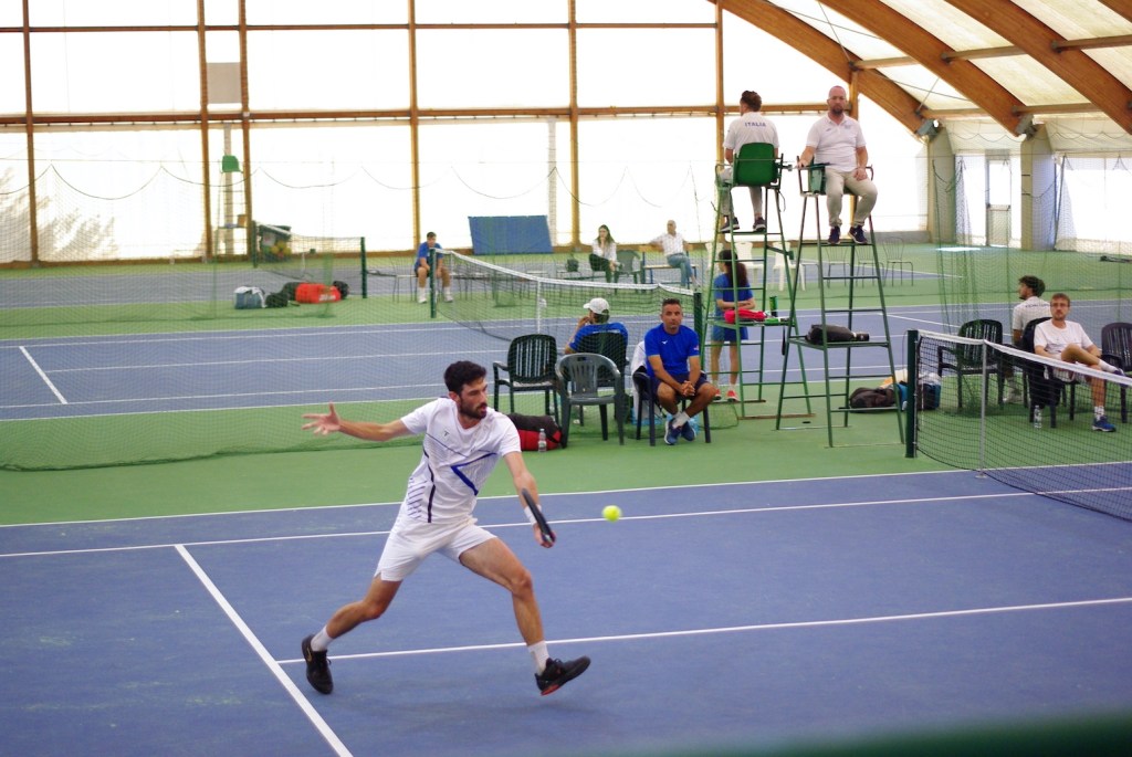 Luca Castelnuovo gioca una voleé