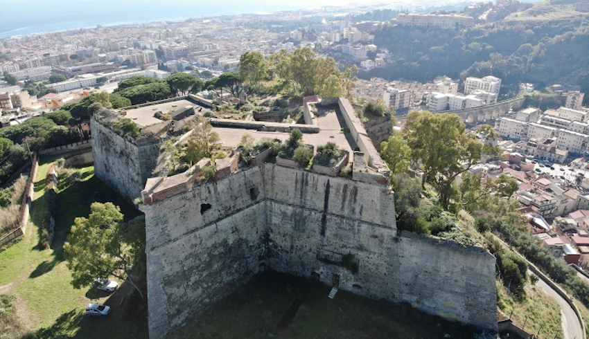 Una vista di Forte Gonzaga dall'alto