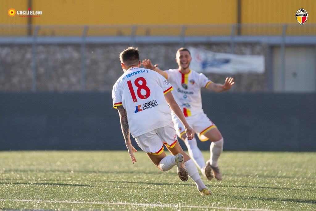 esultanza dopo il gol della jonica